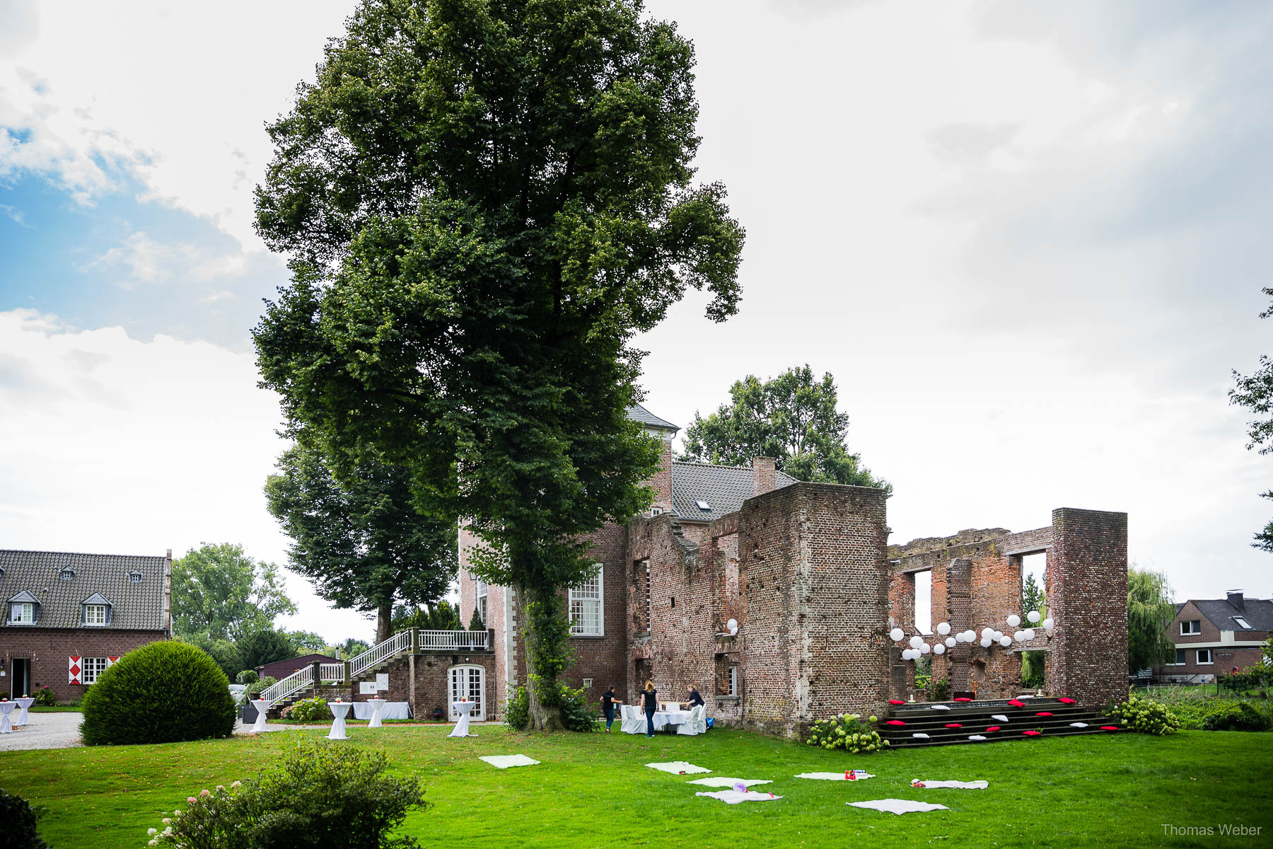 Hochzeitsreportage einer Schlosshochzeit auf der Schlossruine Hertefeld in Weeze, Hochzeitsfotograf Ostfriesland