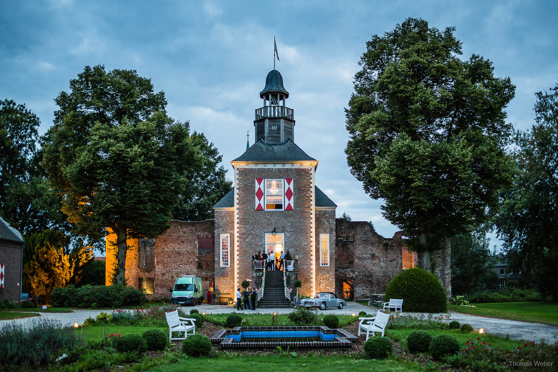 Hochzeitsreportage einer Schlosshochzeit auf der Schlossruine Hertefeld in Weeze, Hochzeitsfotograf Ostfriesland